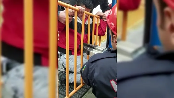 Parkta oynayan çocuk demir korkuluğa sıkıştı!
