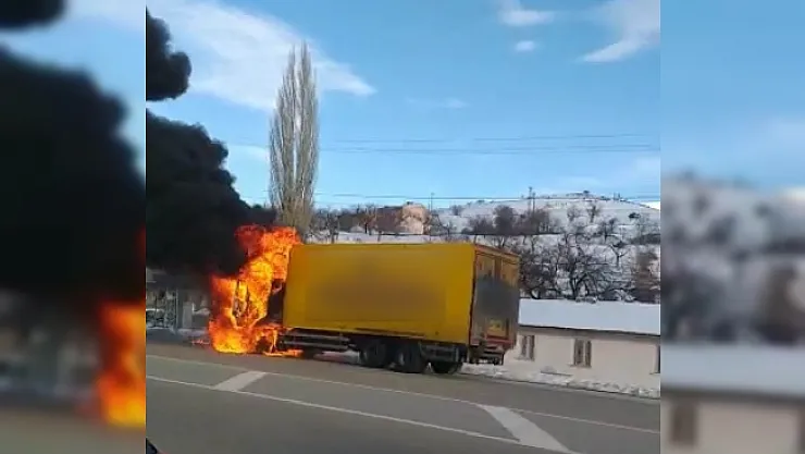 Seyir halindeki tır alev aldı!