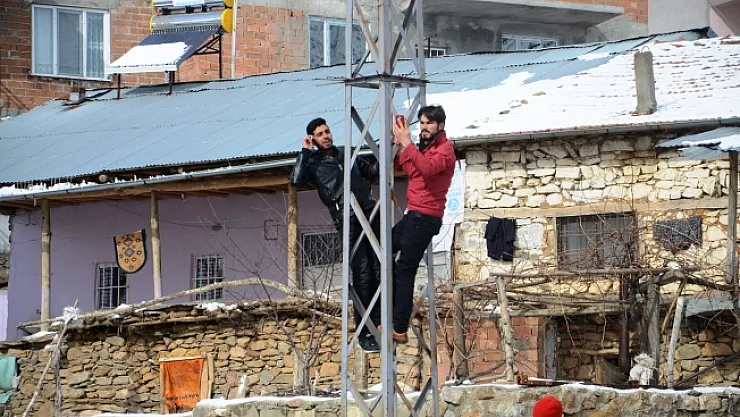 Telefonla görüşebilmek için yüksek yerlere çıkıyorlar!