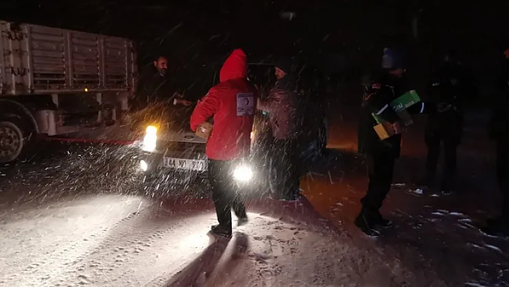 Yolda kalan sürücülere kumanya dağıtıldı