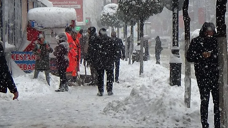 Yüzlerce ulaşım yolu kapandı, araçlar yolda kaldı!