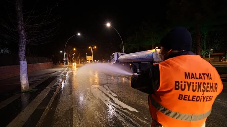 Ana cadde ve sokaklar köpüklü su ve solüsyonla dezenfekte ediliyor