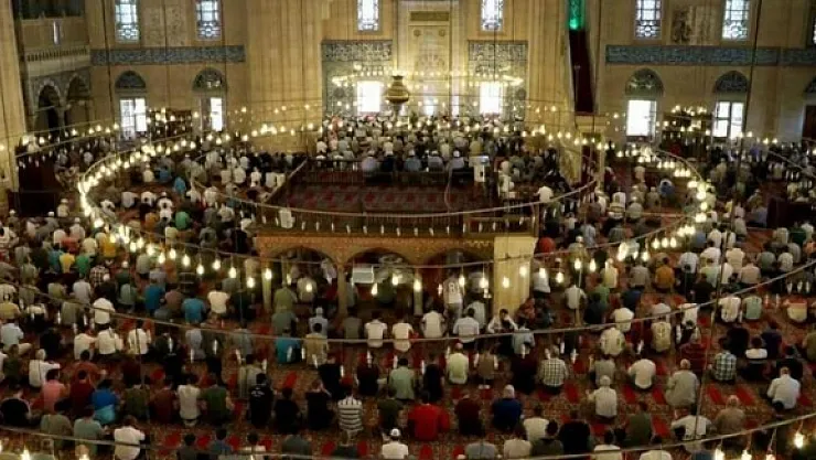 Cuma günü ve Kandil gecesi camiler kapalı tutulacak!