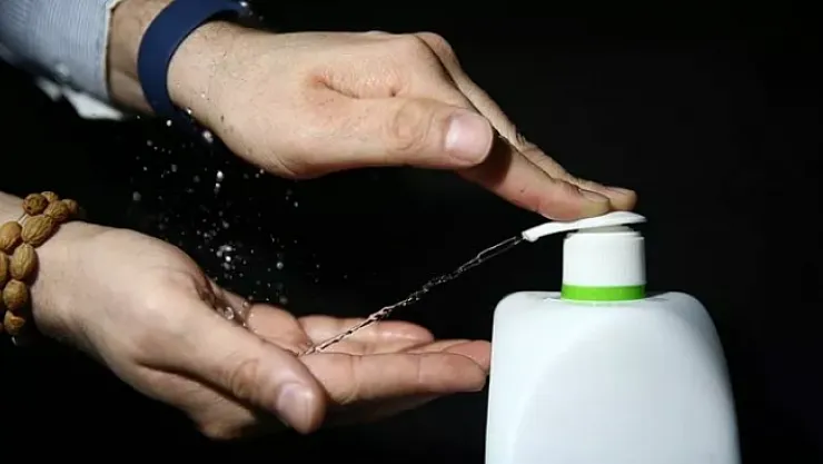 İş yerinde şok eden görüntü! Sahte dezenfektanlar ele geçirildi