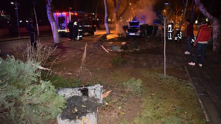 Kaza yapan araç cayır cayır yandı: 4 kişi yaralandı!