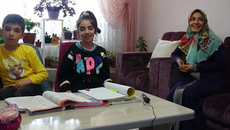 Öğrenciler 'Evden çıkmayın' mesajı verdi