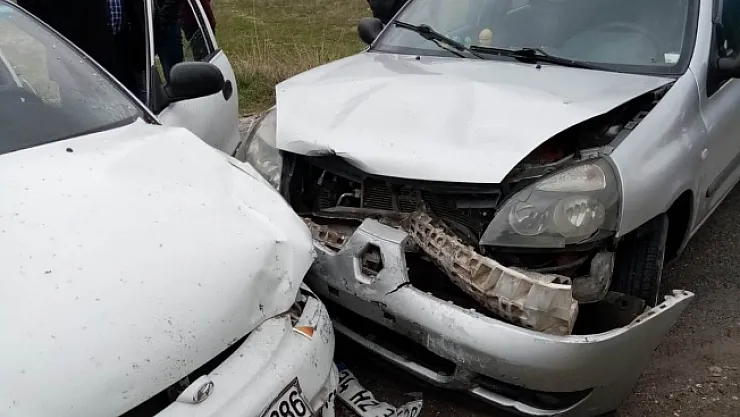 İki otomobil kafa kafaya çarpıştı: 2 yaralı