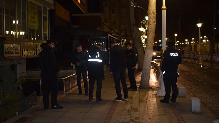 Silahla oynarken kazara kendini vurdu!