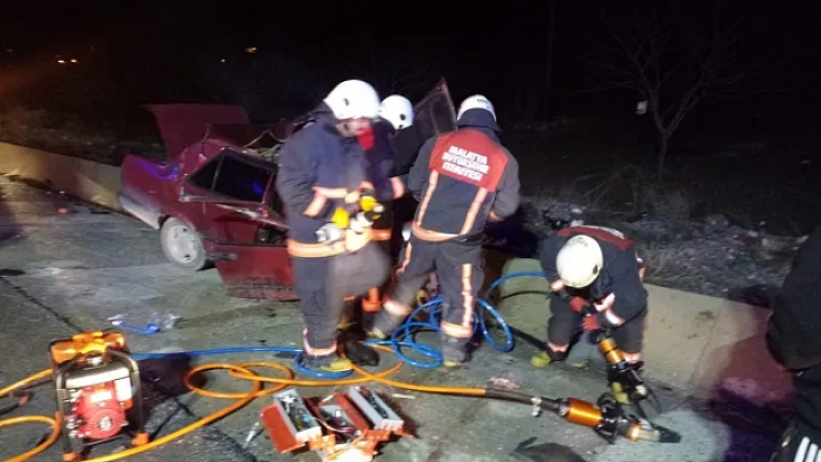 TIR'a çarpan otomobil sürücüsü can verdi!