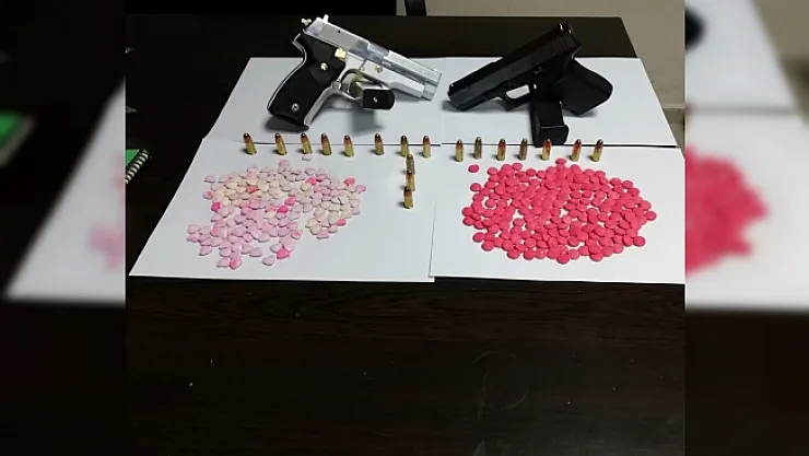 Uyuşturucu hap ve tabanca ele geçirildi: 4 kişi gözaltına alındı!