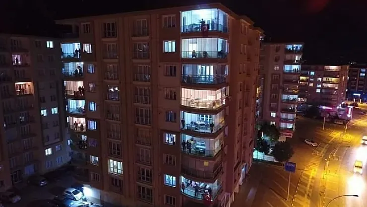 7'den 70'e herkes İstiklal Marşı'nı hep bir ağızdan okudu