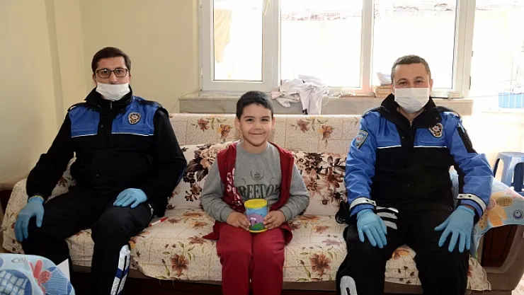 Akülü araba almak için biriktirdiği parasına  'Biz bize yeteriz Türkiye'm' kampanyasına bağışladı