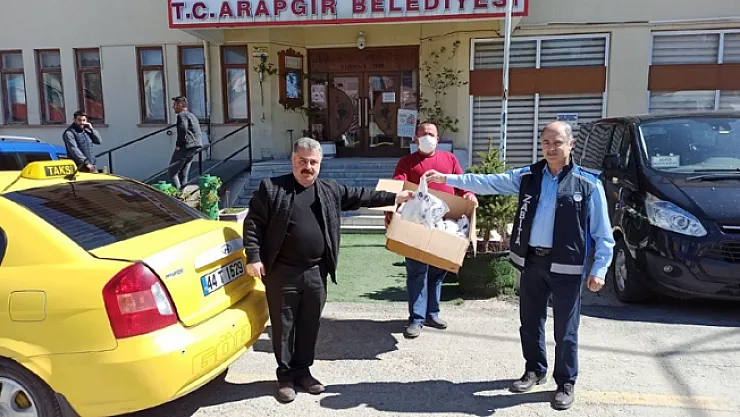 Arapgir Belediyesi, taksici esnafına maske dağıttı
