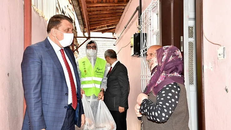 Başkan Gürkan kendi elleriyle iftar yemeği dağıttı