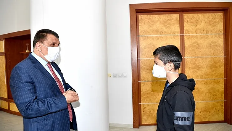 Burs parasını 'Biz Bize Yeteriz Türkiye'm' kampanyasına bağışladı