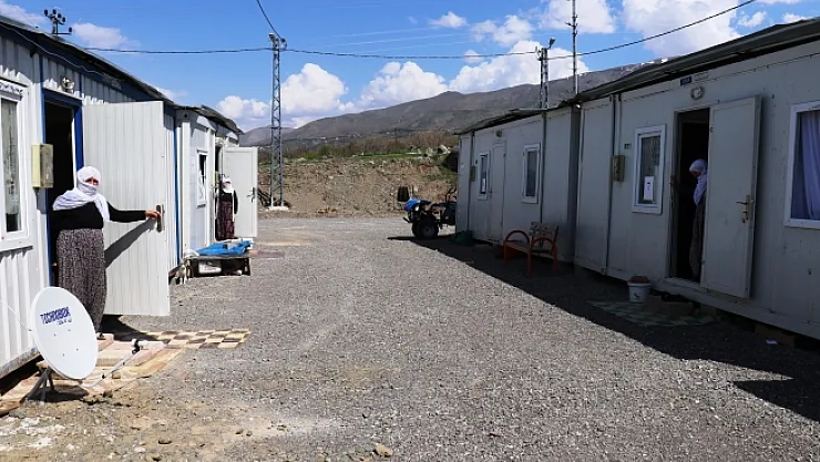 Depremzede konteynerlerı dezenfekte ediliyor, ihtiyaçları karşılanıyor