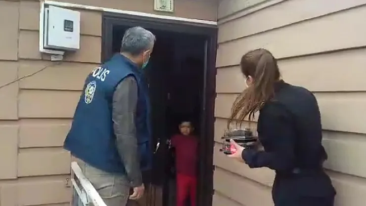 Dışarı çıkamayınca annelerinin doğum günü için polisten yardım istediler...