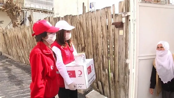 Ev ev gezip ihtiyaçları karşılıyor, gönüllere dokunuyorlar