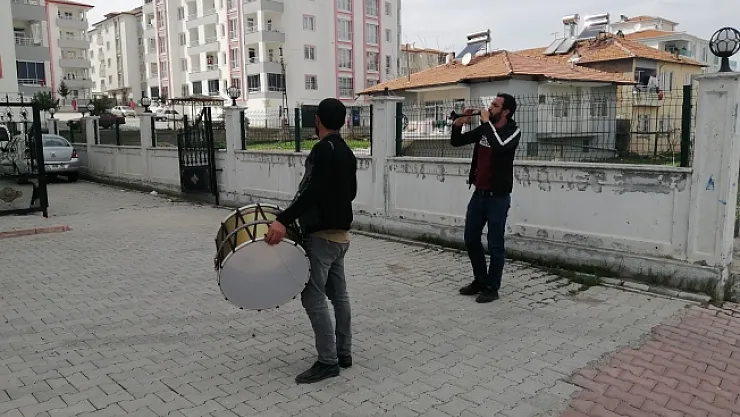 Evde kalan vatandaşlara davul zurnalı moral