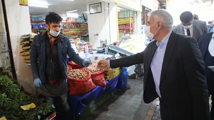 Güder kapatma kararının kaldırıldığı Kasap, Balık ve Sebze Pazarı'ndaki esnafları ziyaret etti