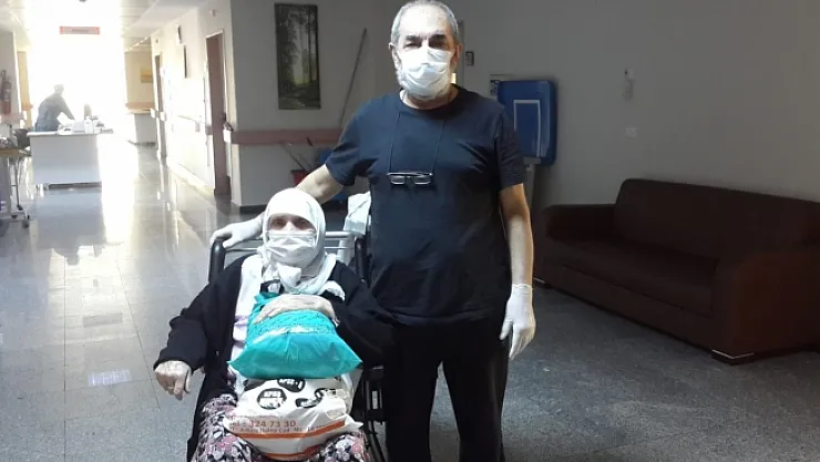 Korona virüsten kurtulan anne ve oğlu taburcu oldu