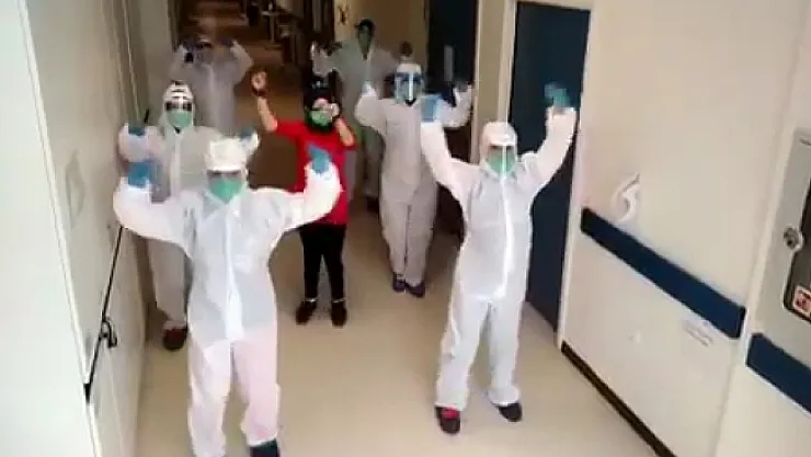 Koronayı yendi 'Erik Dalı' eşliğinde taburcu oldu