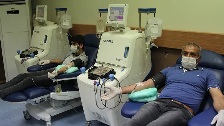 Koronayı yenen baba oğuldan aynı anda plazma alındı, başka hastalara umut oldu!..