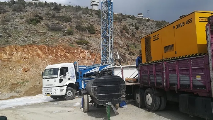 Pütürge'de karayolu sondaj suyundan geçit vermiyor