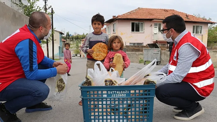 Sokağa çıkmayan vatandaşa ücretsiz ekmek dağıtımı