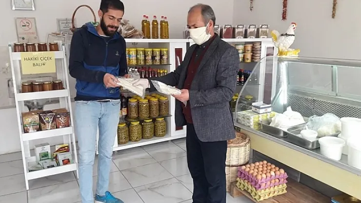 Tecde muhtarından ücretsiz maske