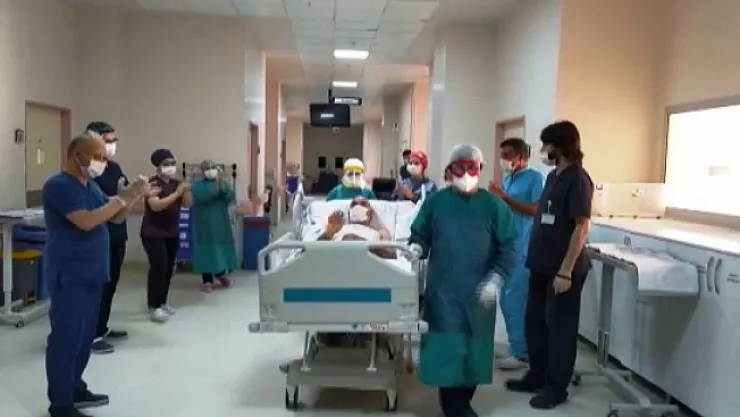 Tedaviye yanıt veren koronavirüs hastası alkışlarla servise alındı!