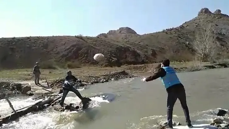 Vefa Destek Gurupları dereyi geçemeyince ekmekleri böyle ulaştırdı!..