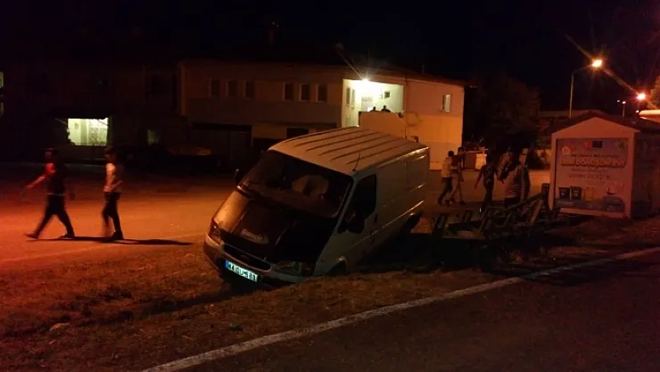 Minibüs sulama kanalına düşerek askıda kaldı!