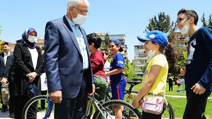 Battalgazi Belediyesi önünde renkli anlar....