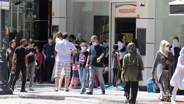 Çocuklar 4 saatlik izinlerinde bayramlık almaya koştu