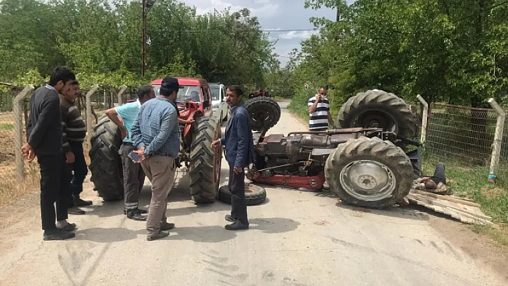 Devrilen traktörün altında kalan sürücü yaralandı
