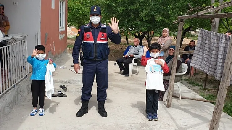 Jandarma ekiplerinden evde kalan çocuklara hediye