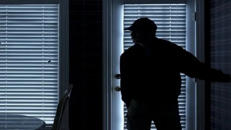 Kendisini belediye görevlisi diye tanıtıp hırsızlık yaptı