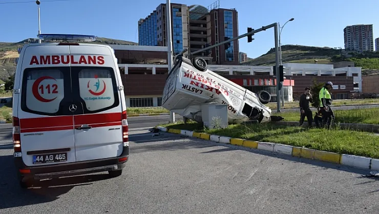 Kırmızı ışıkta geçen otomobil, minibüse çarptı: 3 yaralı!