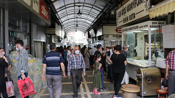 Kısıtlama kararı bayram alışverişini olumsuz etkiledi