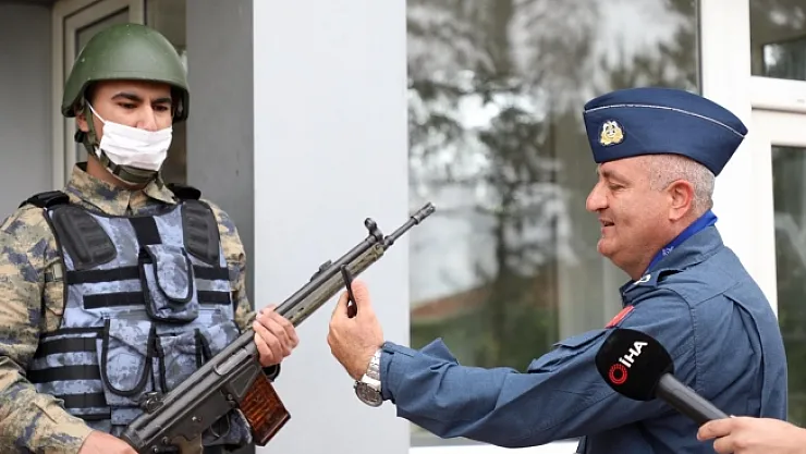 Komutanın askere sürprizi duygulandırdı