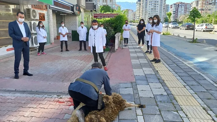 Kuaförler işbaşı yaptı, iş yerleri açılınca dilediği adağını kesti!