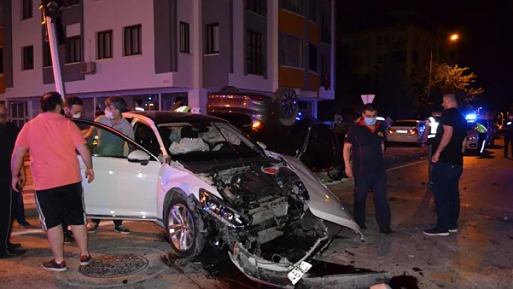 Fahri Kayahan Bulvarı'nda korkunç kaza: 4 yaralı!