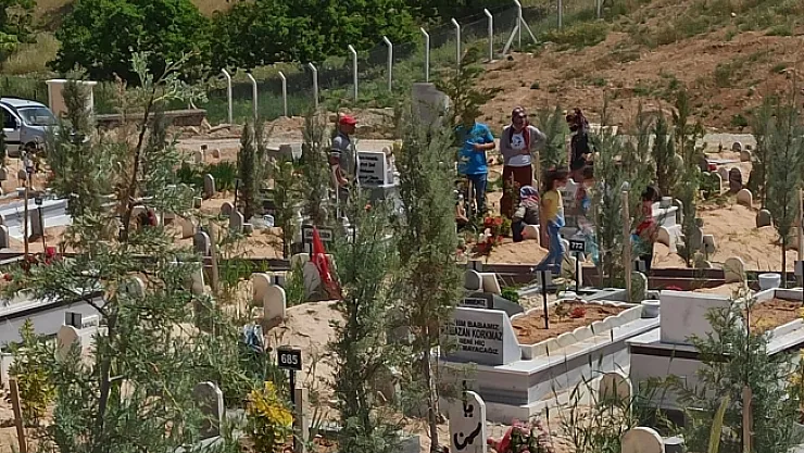 Malatya'da kısıtlama öncesi mezarlıklarda yoğunluk hakim!