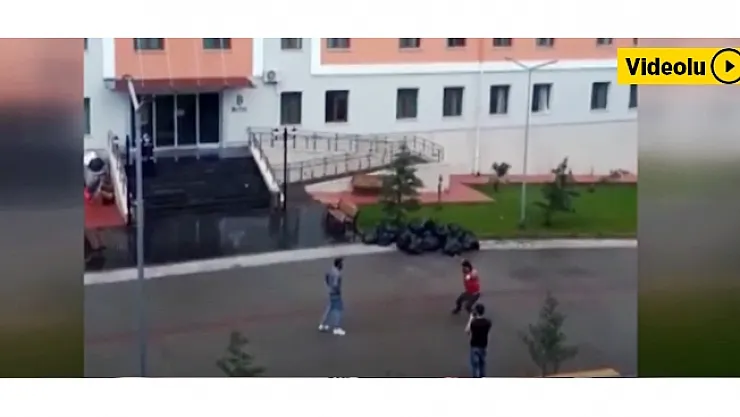 Malatya'da karantinadaki gurbetçilere oynayarak moral veriyorlar