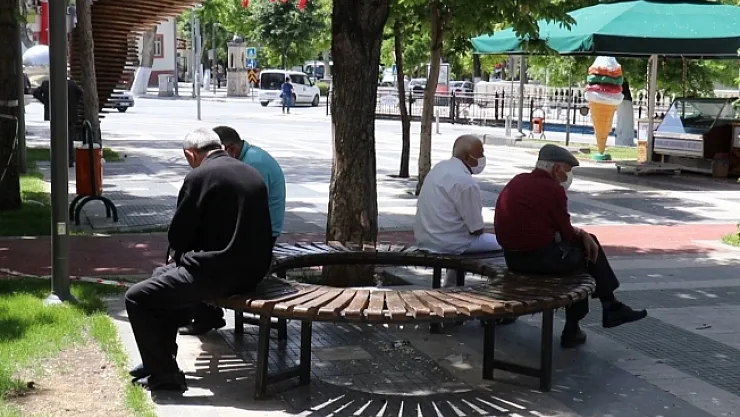 Malatya'da yaşlılar 2'inci kez sokağa çıktı