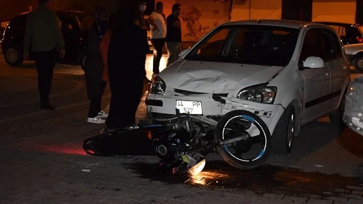 Motosiklet otomobilin altında kaldı: 1 yaralı!