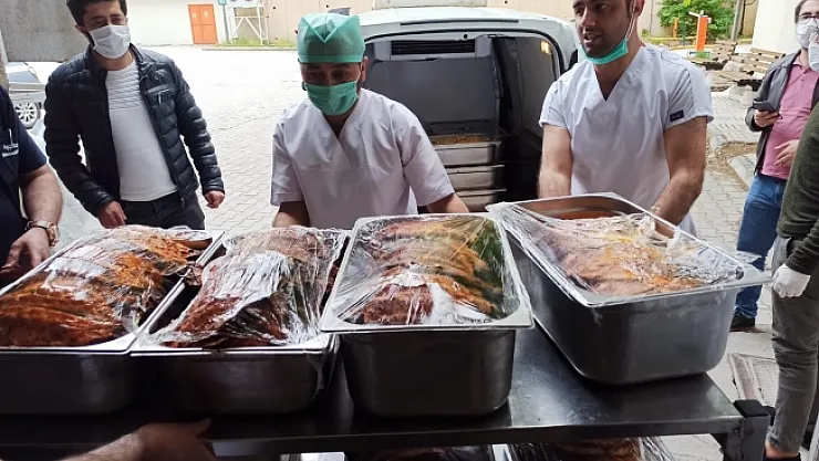 Sağlık çalışanlarına destek için balık ikramı