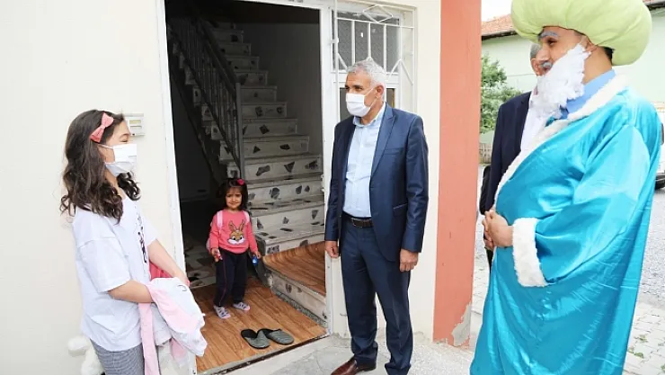 Sokağa çıkamayan çocukların bayram şekeri Battalgazi Belediyesi'nden...