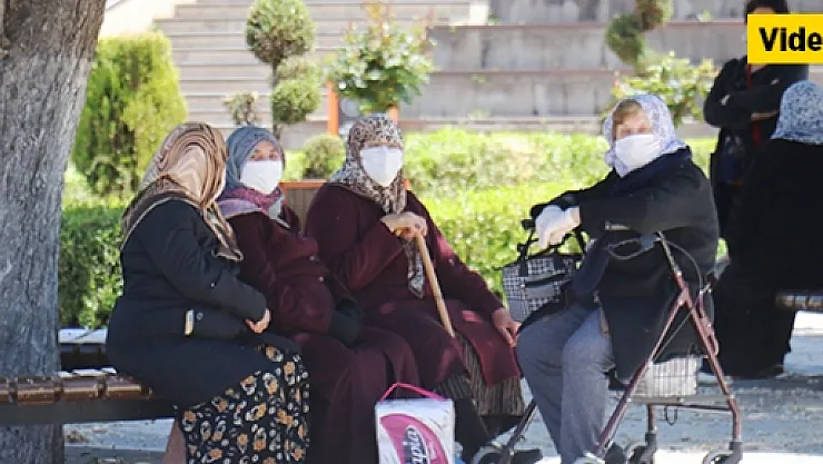 Yaşlılar dışarı çıktı, güneşli havanın keyfini çıkardı!